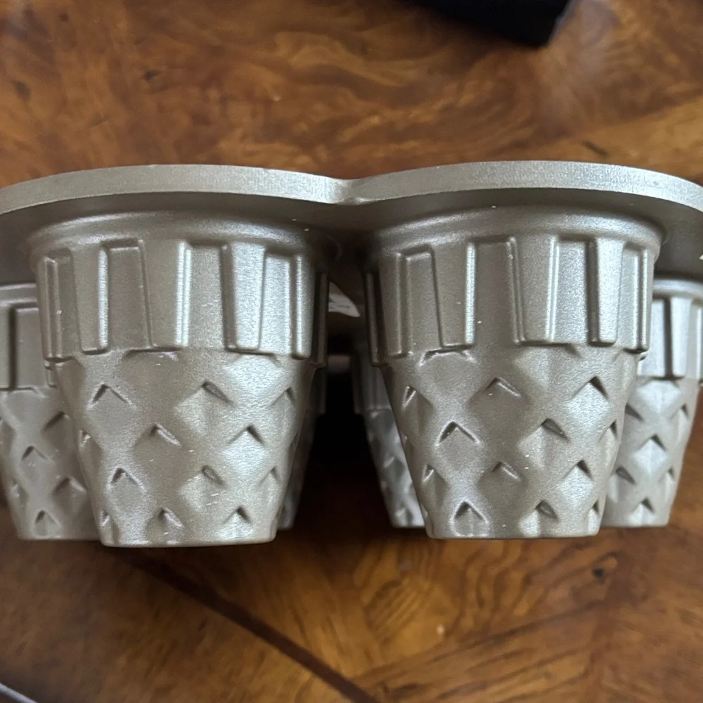 Williams Sonoma Gold Ice Cream Cone Cupcake Pan
